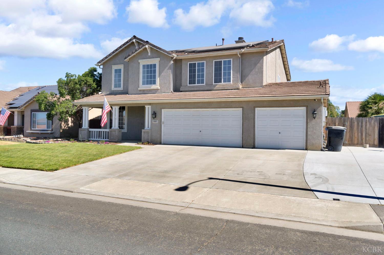 1068 W Pepper Dr, Hanford, CA 93230