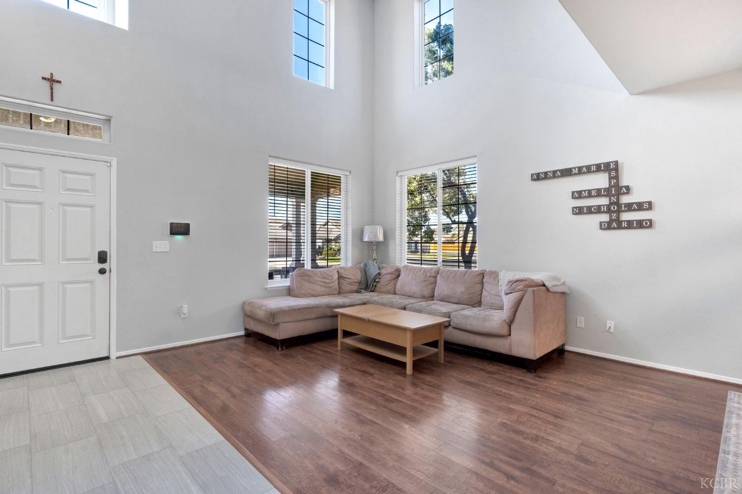 1068 W Pepper Dr, Hanford, CA 93230