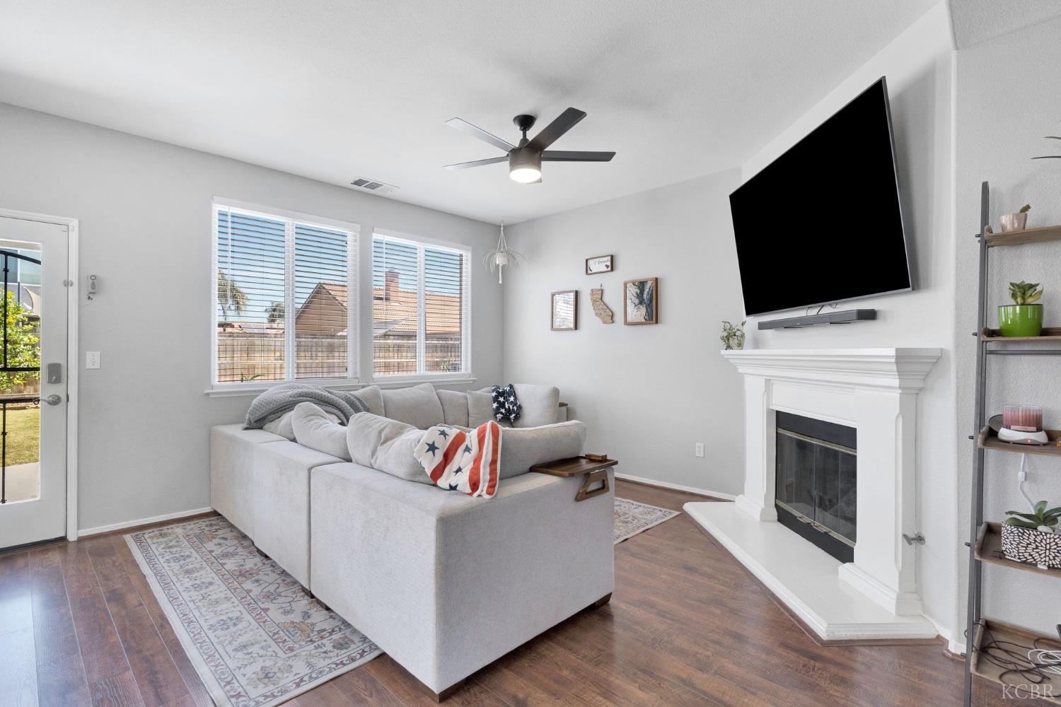 1068 W Pepper Dr, Hanford, CA 93230