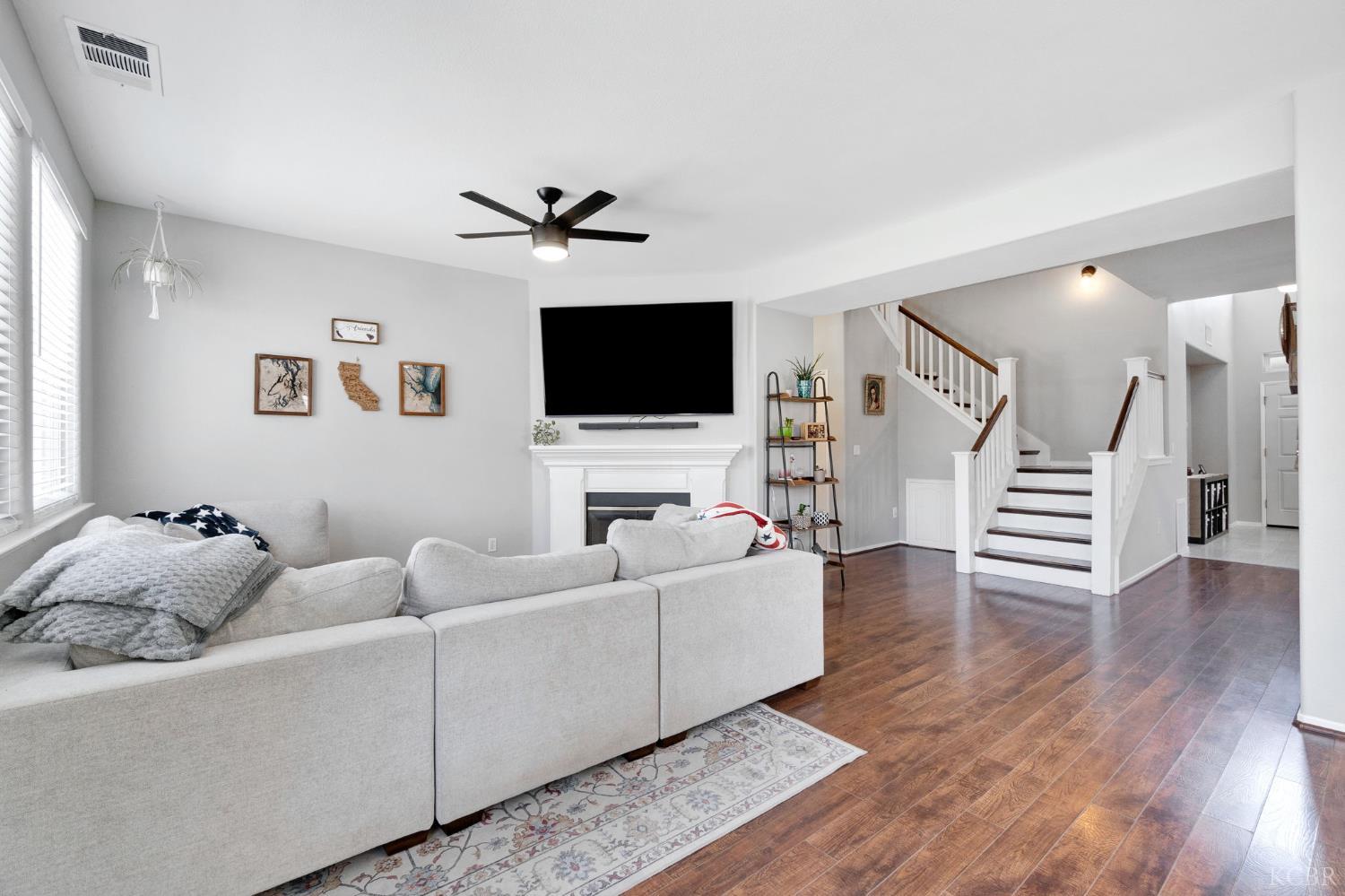 1068 W Pepper Dr, Hanford, CA 93230