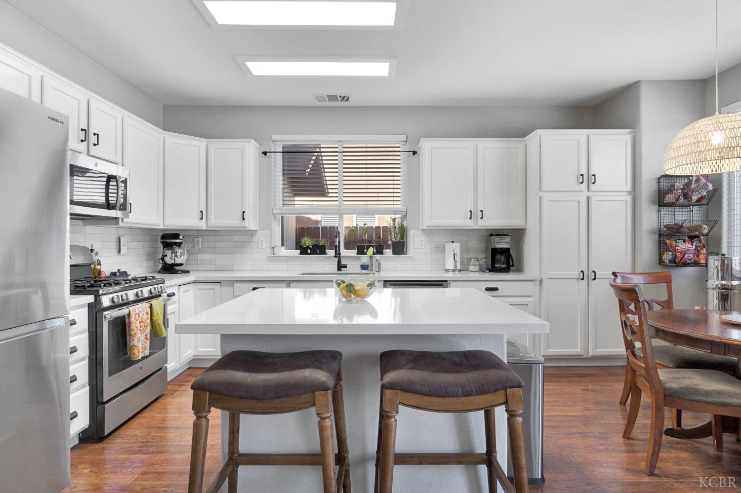1068 W Pepper Dr, Hanford, CA 93230