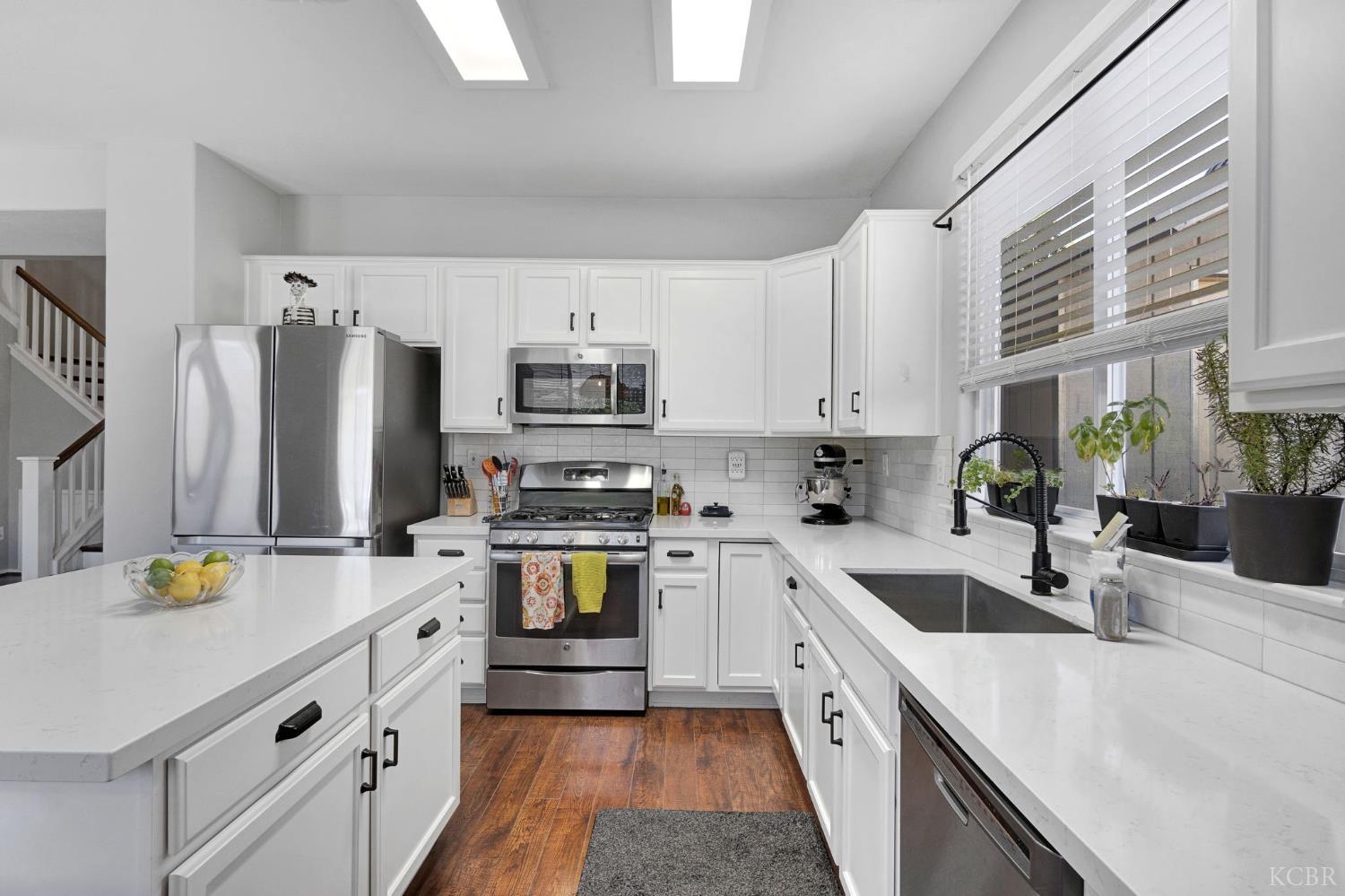 1068 W Pepper Dr, Hanford, CA 93230