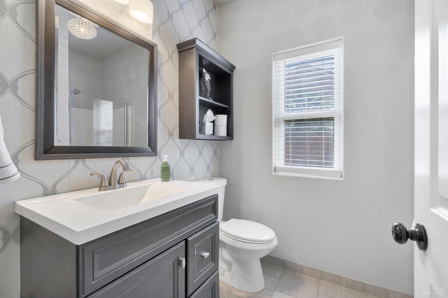1068 W Pepper Dr, Hanford, CA 93230