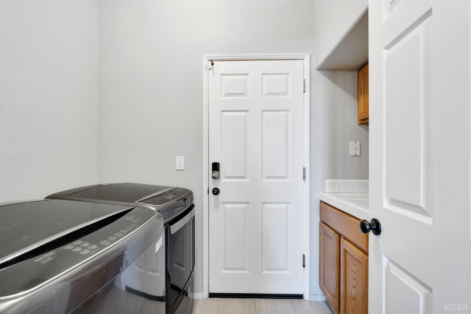 1068 W Pepper Dr, Hanford, CA 93230
