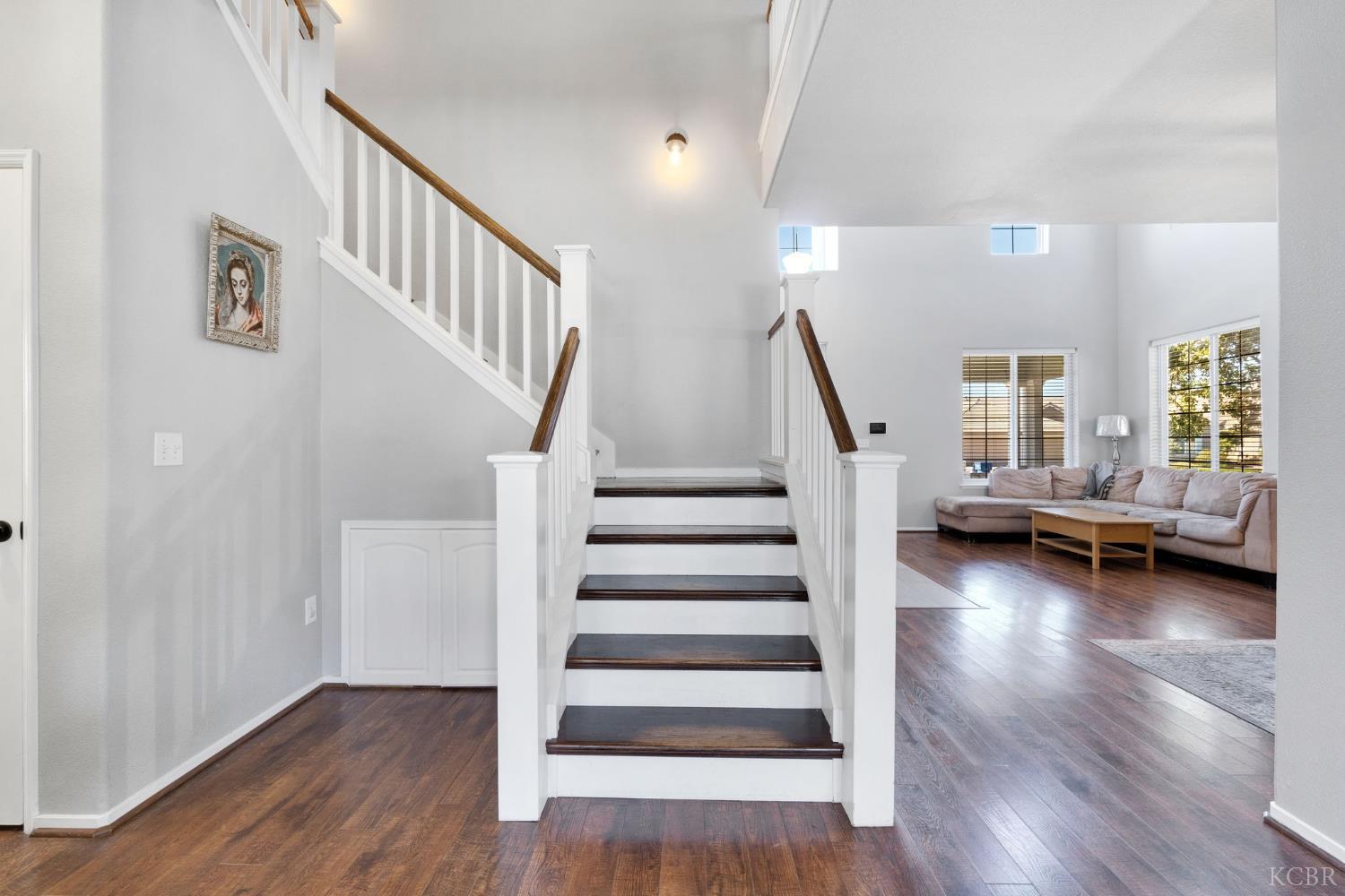 1068 W Pepper Dr, Hanford, CA 93230