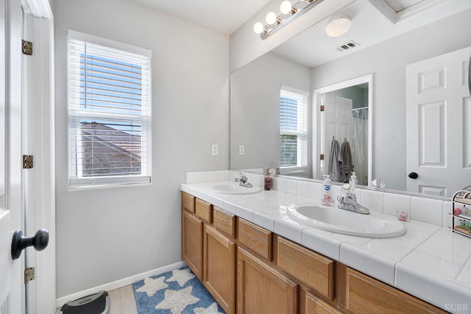1068 W Pepper Dr, Hanford, CA 93230