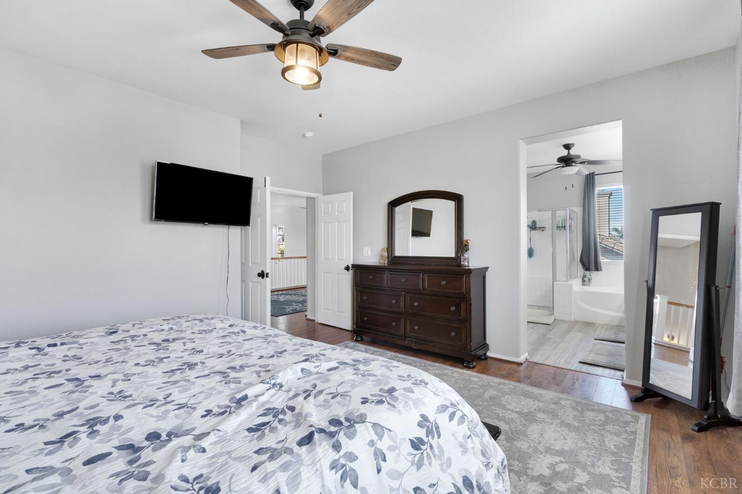 1068 W Pepper Dr, Hanford, CA 93230