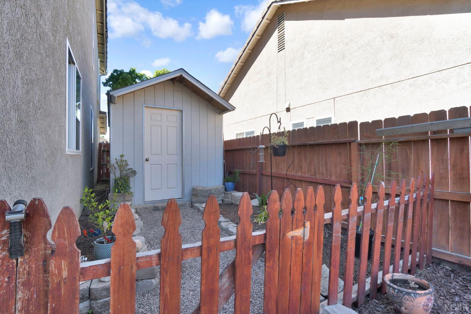 1068 W Pepper Dr, Hanford, CA 93230