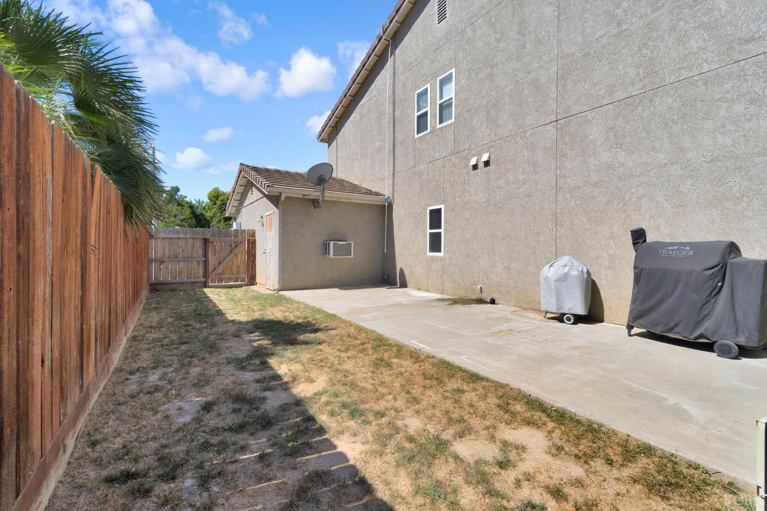 1068 W Pepper Dr, Hanford, CA 93230