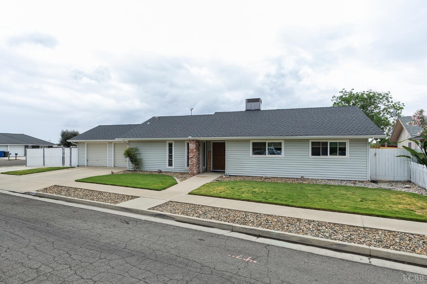 1910 Roland Dr, Hanford, CA 93230