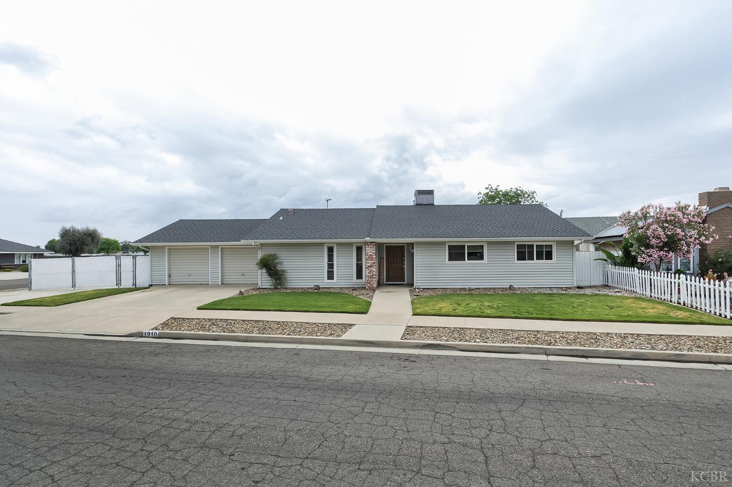 1910 Roland Dr, Hanford, CA 93230