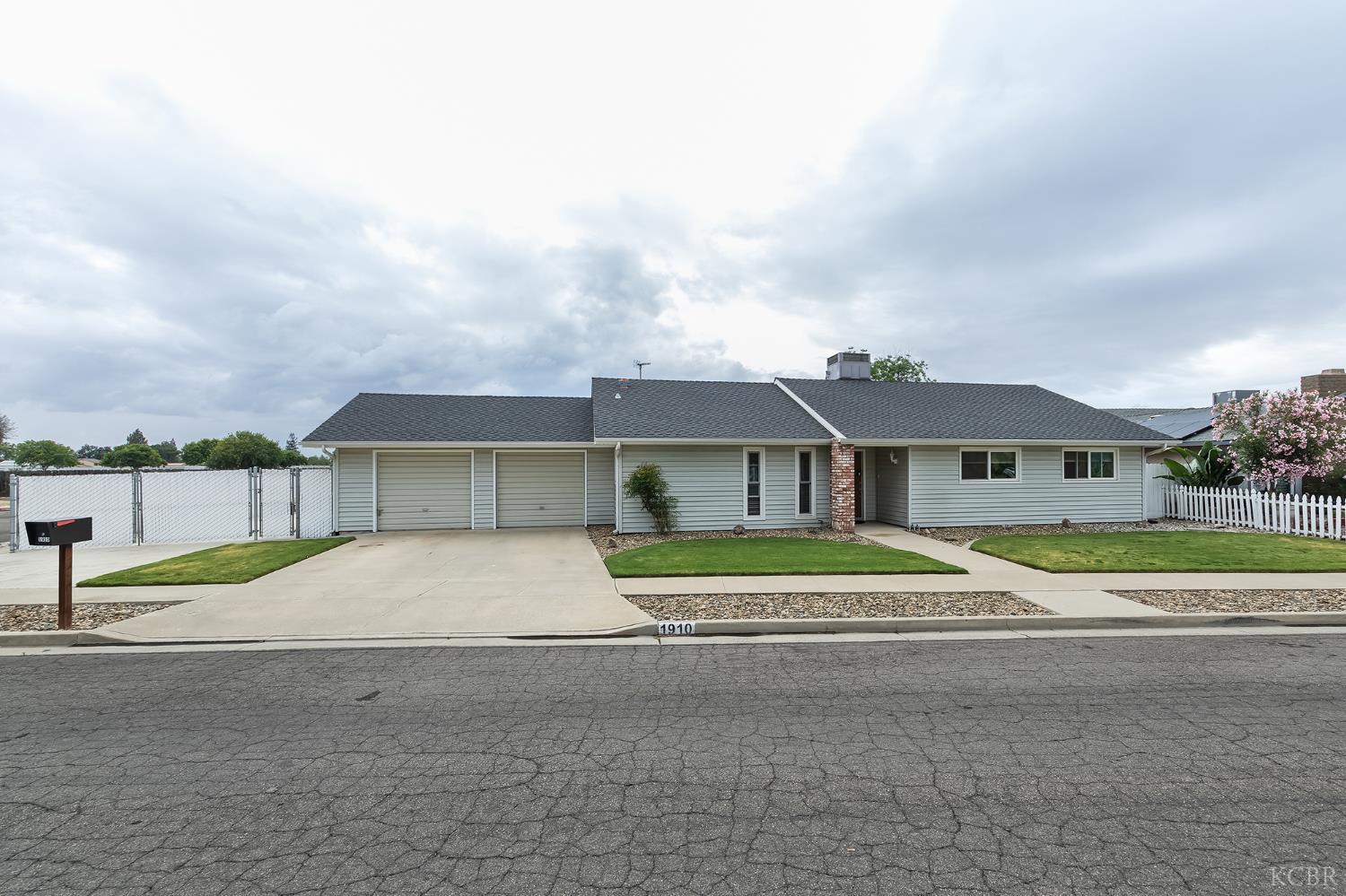 1910 Roland Dr, Hanford, CA 93230