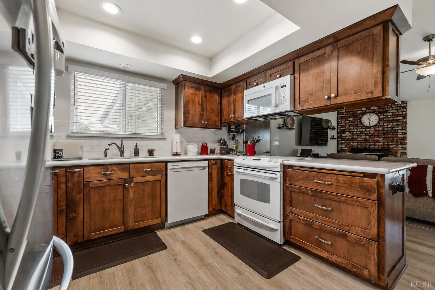 1910 Roland Dr, Hanford, CA 93230