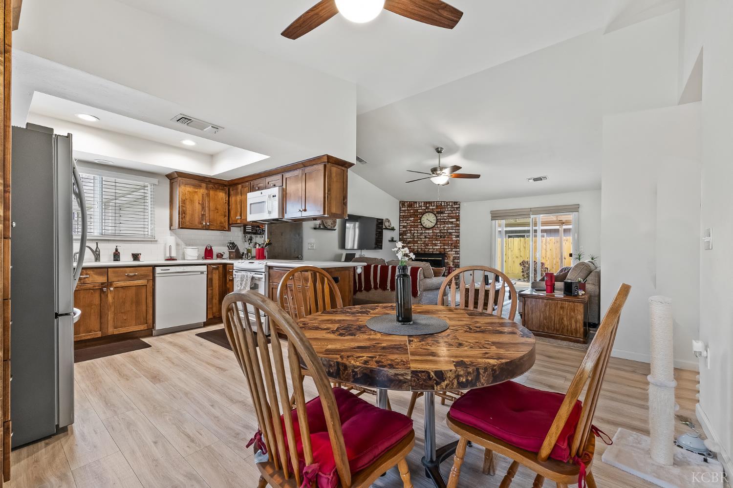 1910 Roland Dr, Hanford, CA 93230