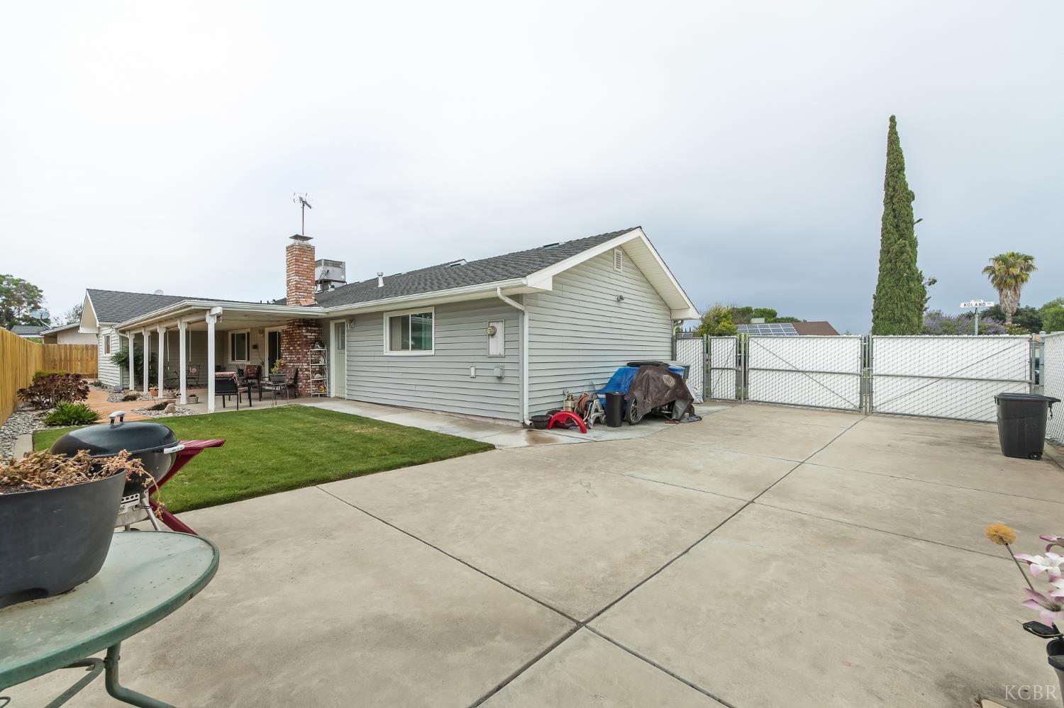 1910 Roland Dr, Hanford, CA 93230