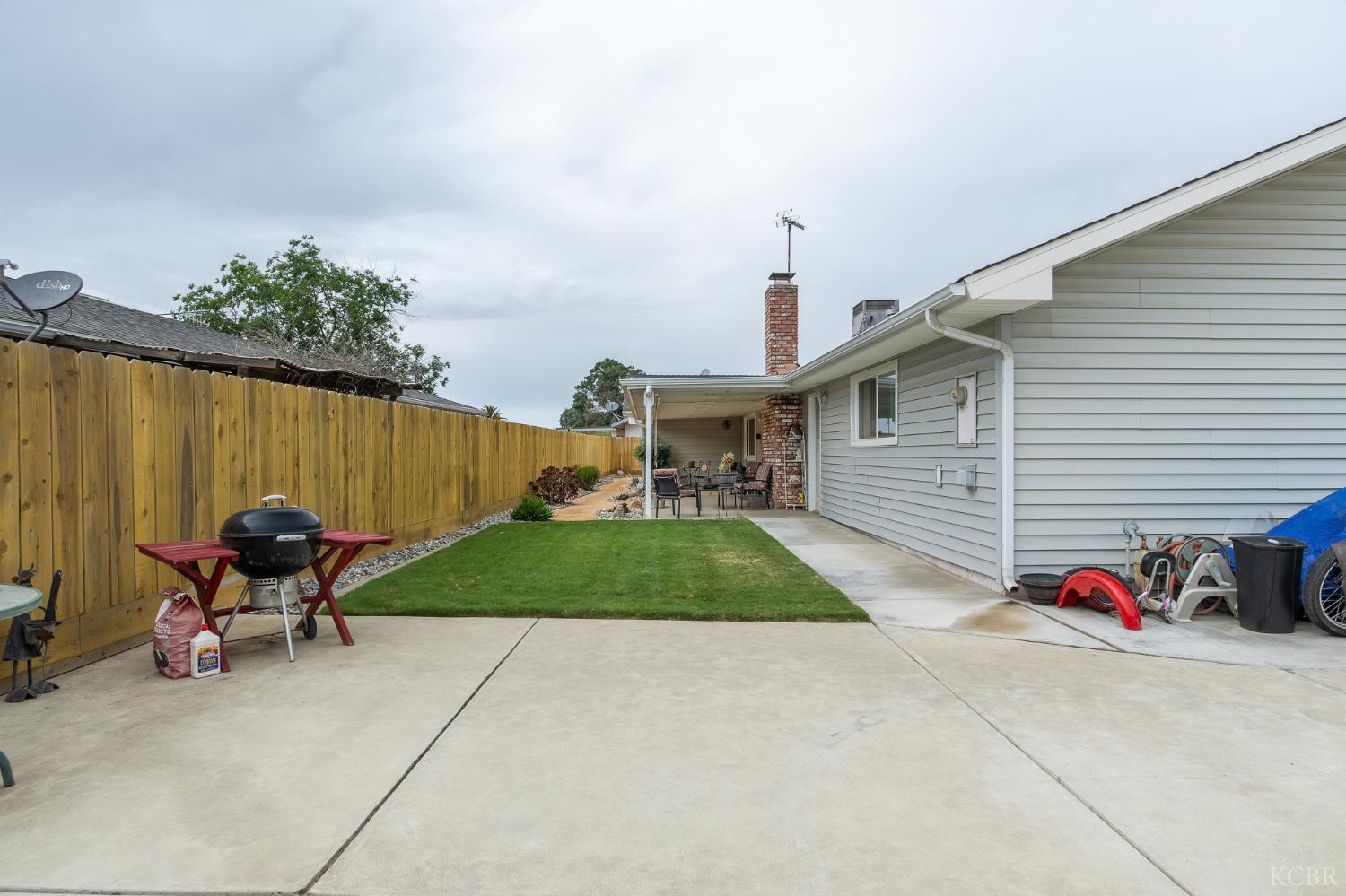 1910 Roland Dr, Hanford, CA 93230