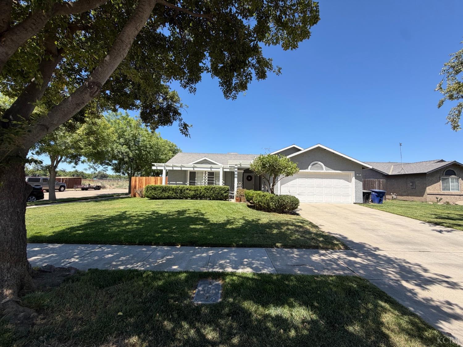 399 Barcelona Dr, Lemoore, CA 93245
