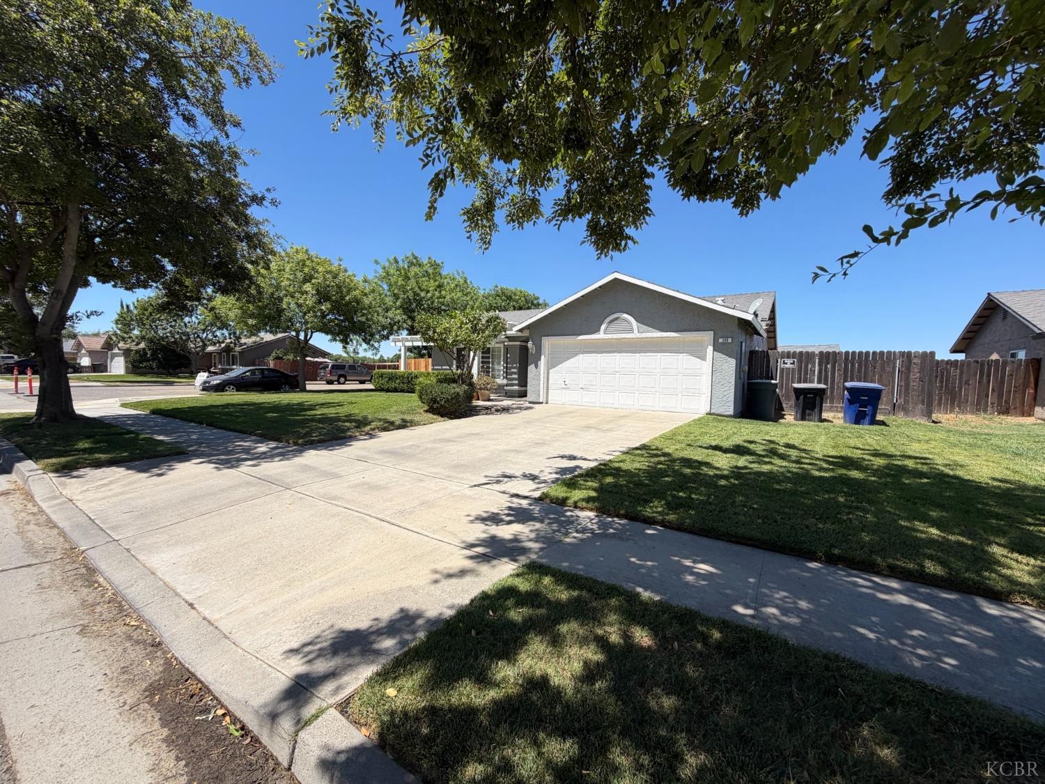 399 Barcelona Dr, Lemoore, CA 93245