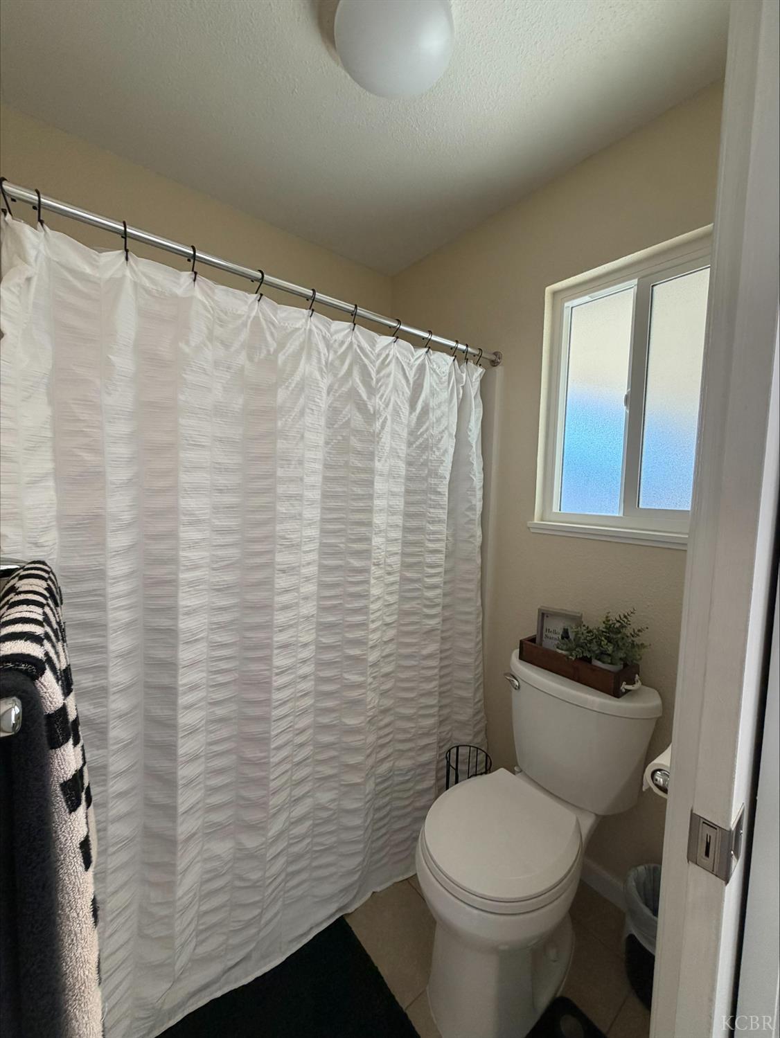 399 Barcelona Dr, Lemoore, CA 93245