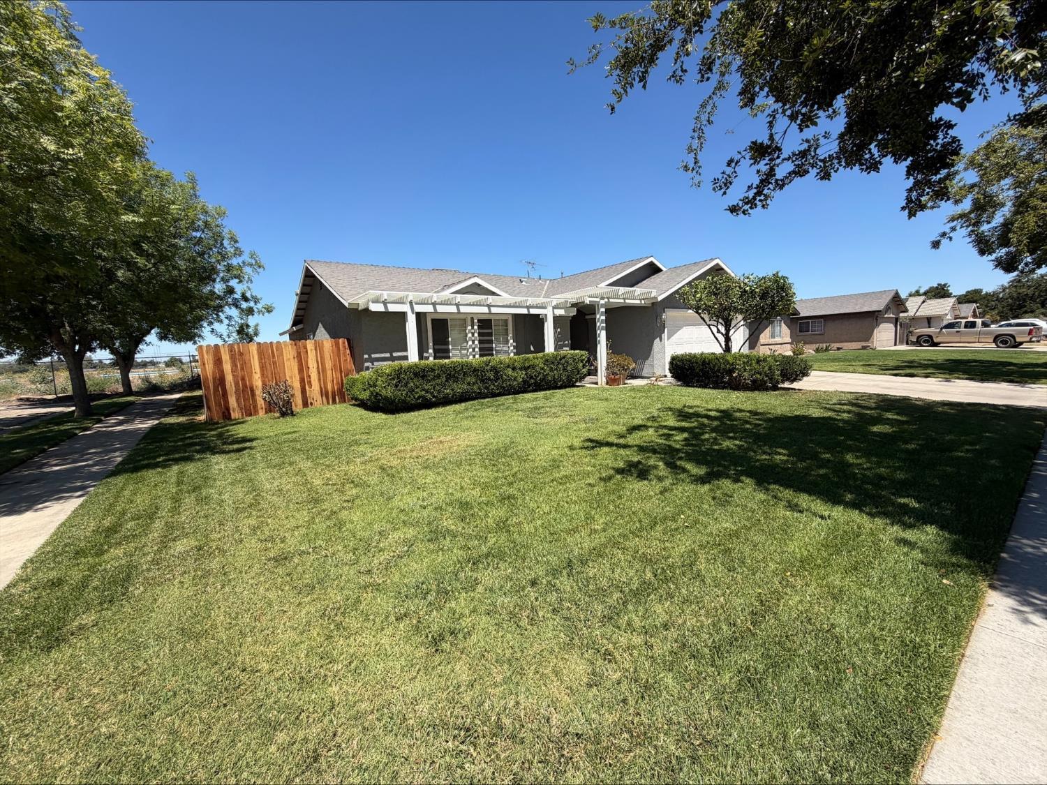 399 Barcelona Dr, Lemoore, CA 93245