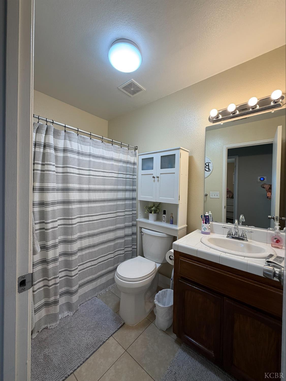 399 Barcelona Dr, Lemoore, CA 93245