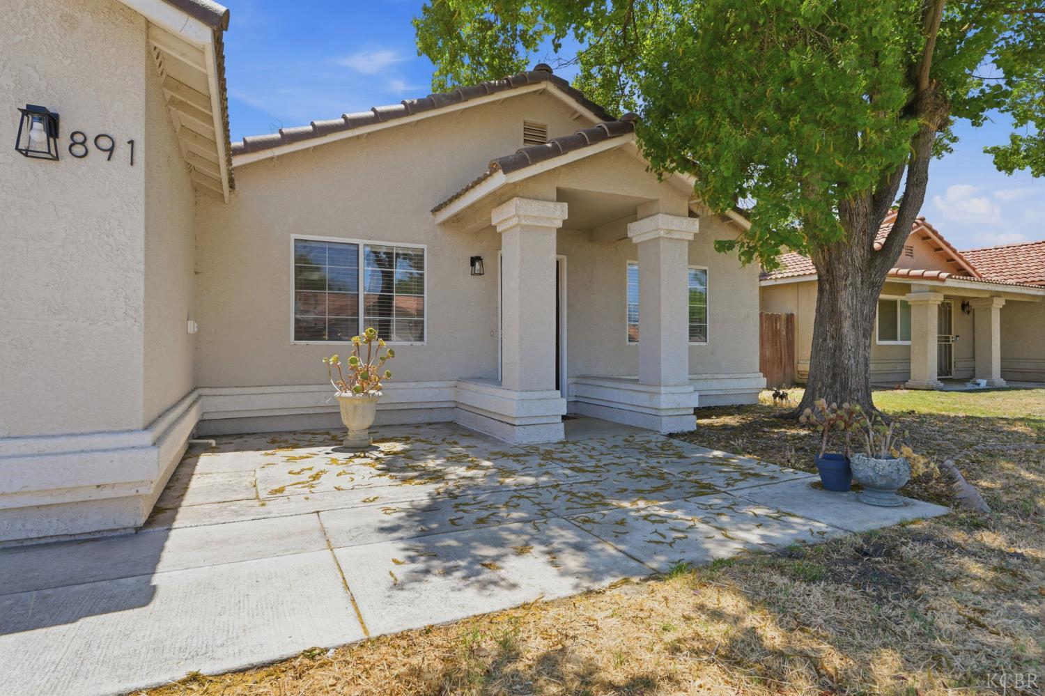 891 W Ambassador Dr, Hanford, CA 93230