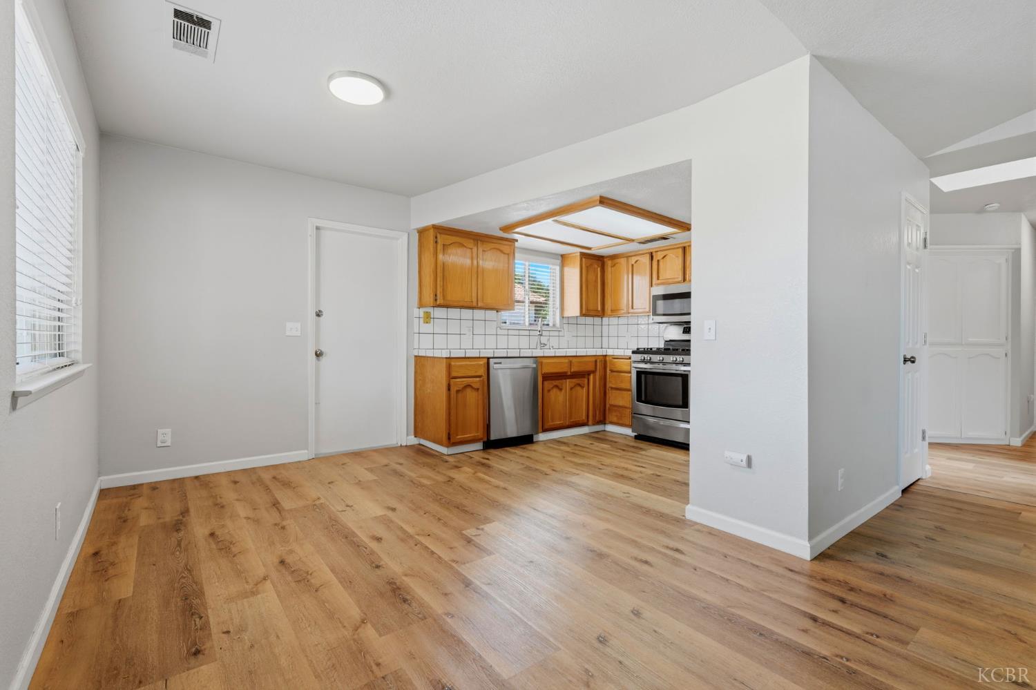 891 W Ambassador Dr, Hanford, CA 93230