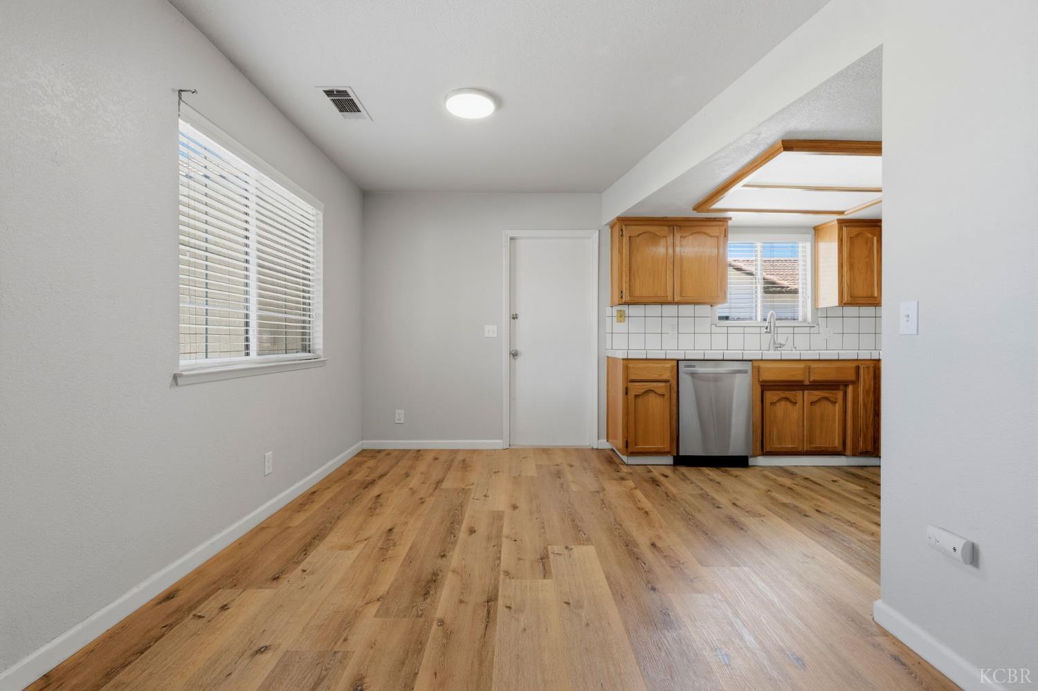 891 W Ambassador Dr, Hanford, CA 93230