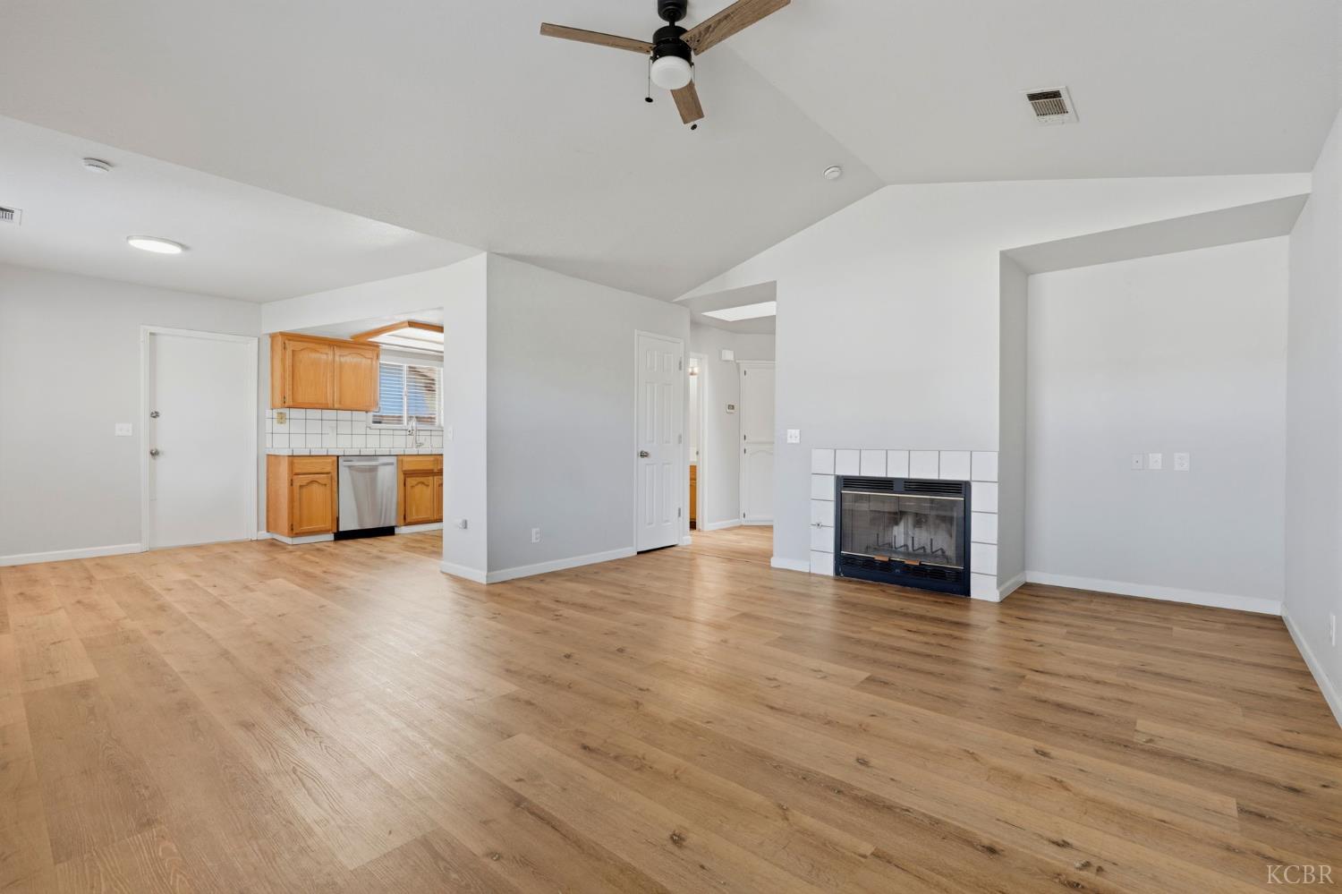 891 W Ambassador Dr, Hanford, CA 93230