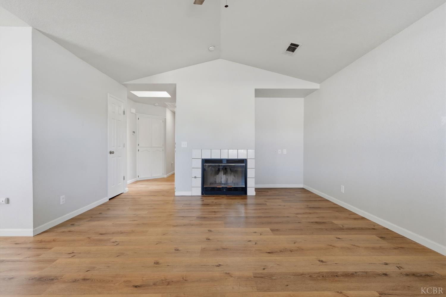 891 W Ambassador Dr, Hanford, CA 93230