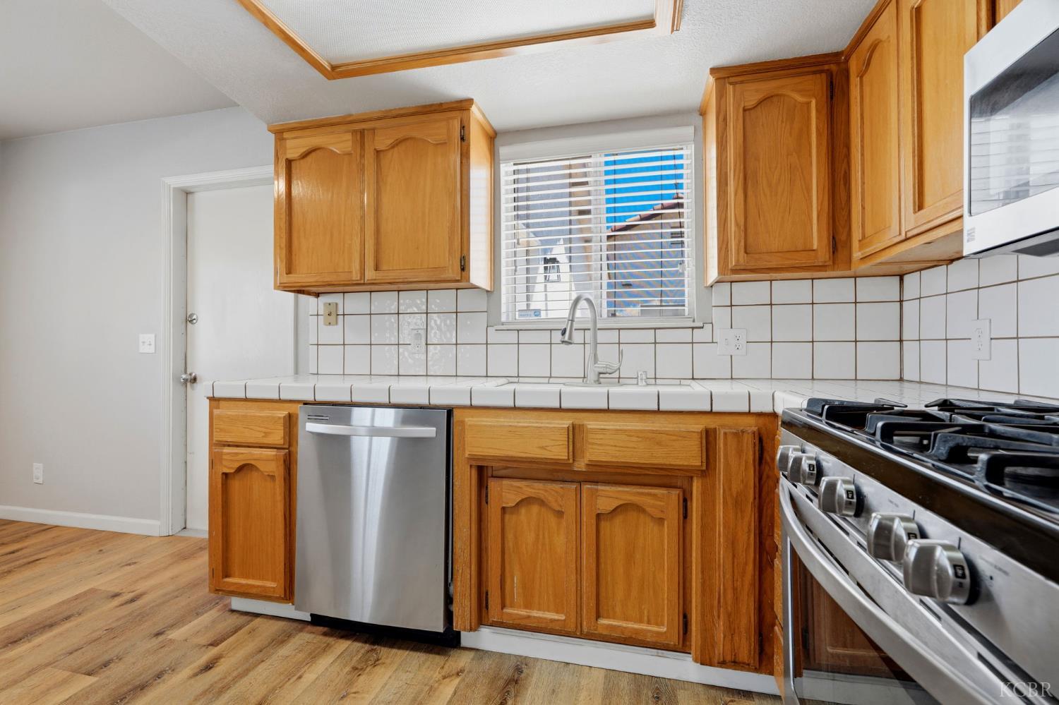 891 W Ambassador Dr, Hanford, CA 93230