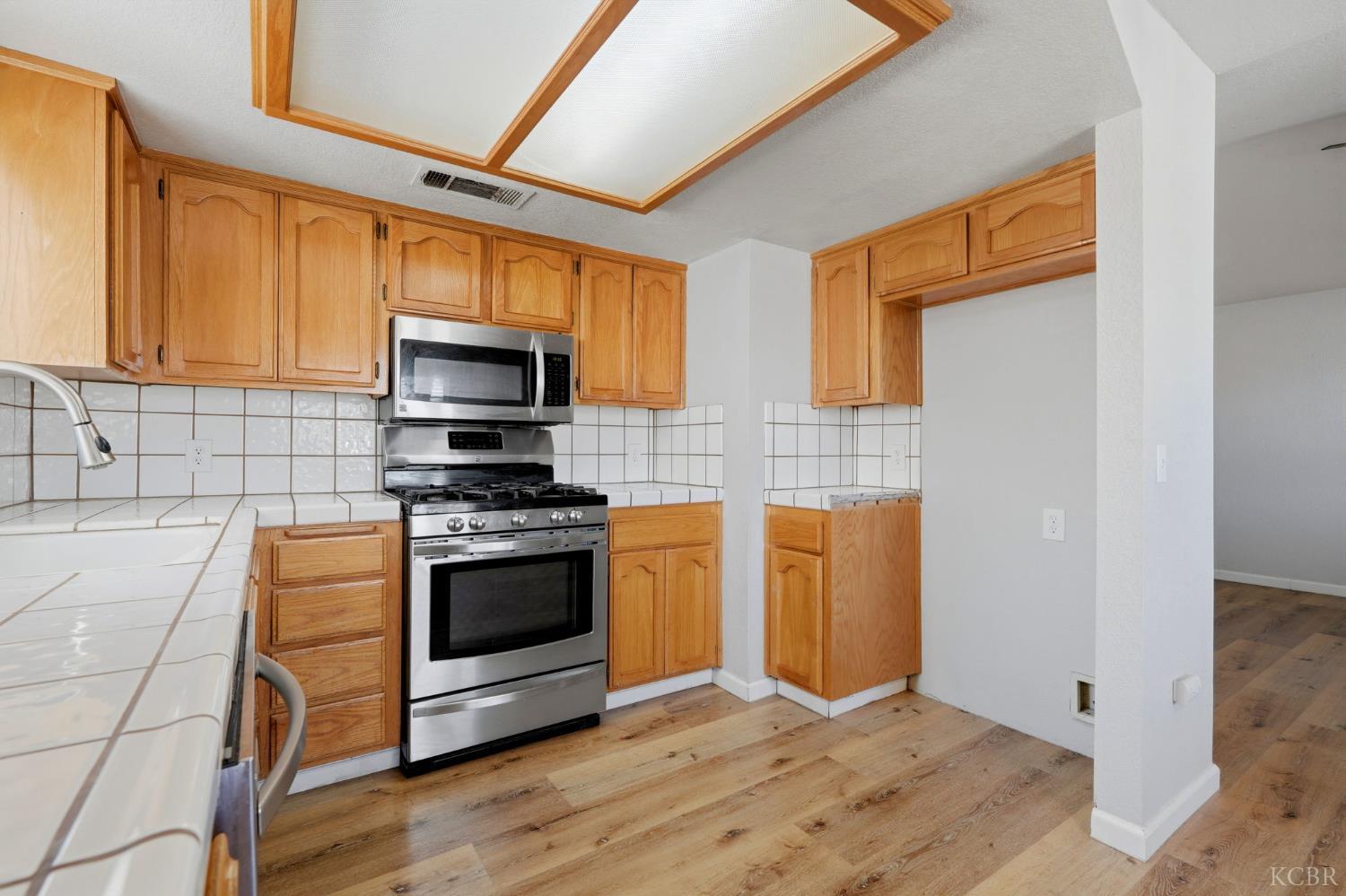 891 W Ambassador Dr, Hanford, CA 93230