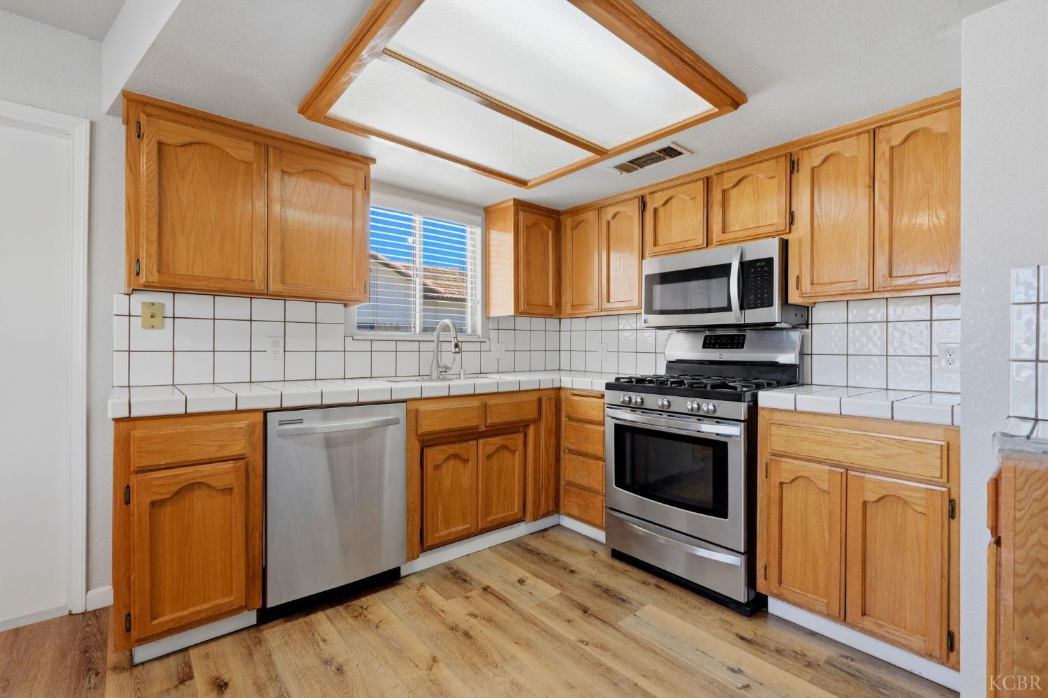 891 W Ambassador Dr, Hanford, CA 93230