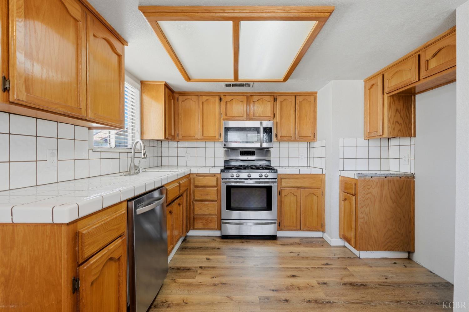 891 W Ambassador Dr, Hanford, CA 93230