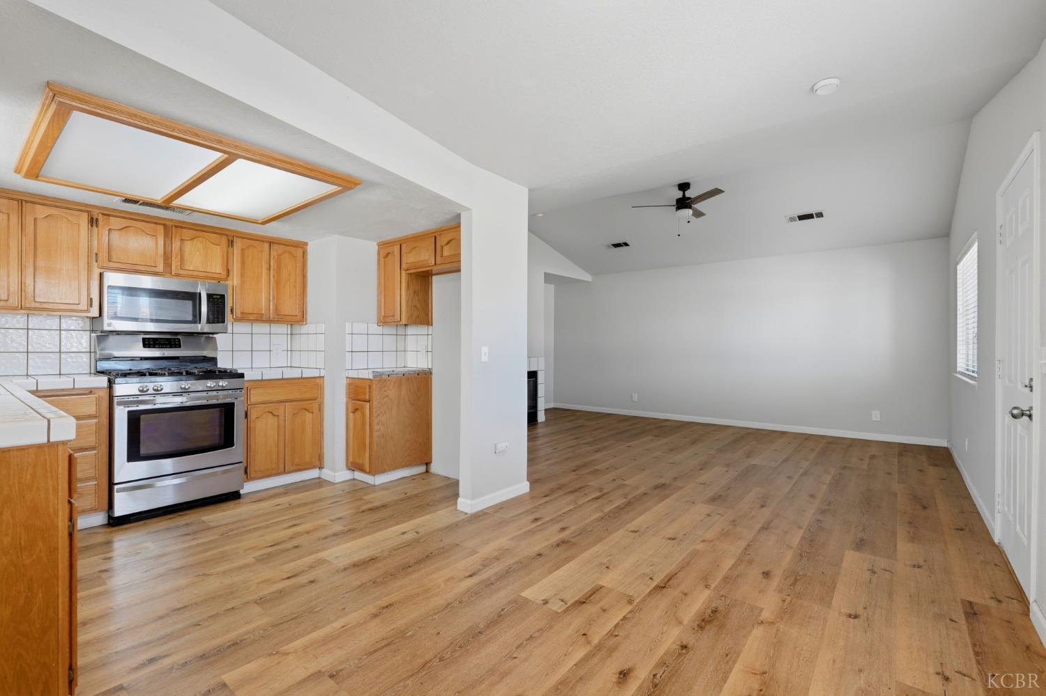 891 W Ambassador Dr, Hanford, CA 93230