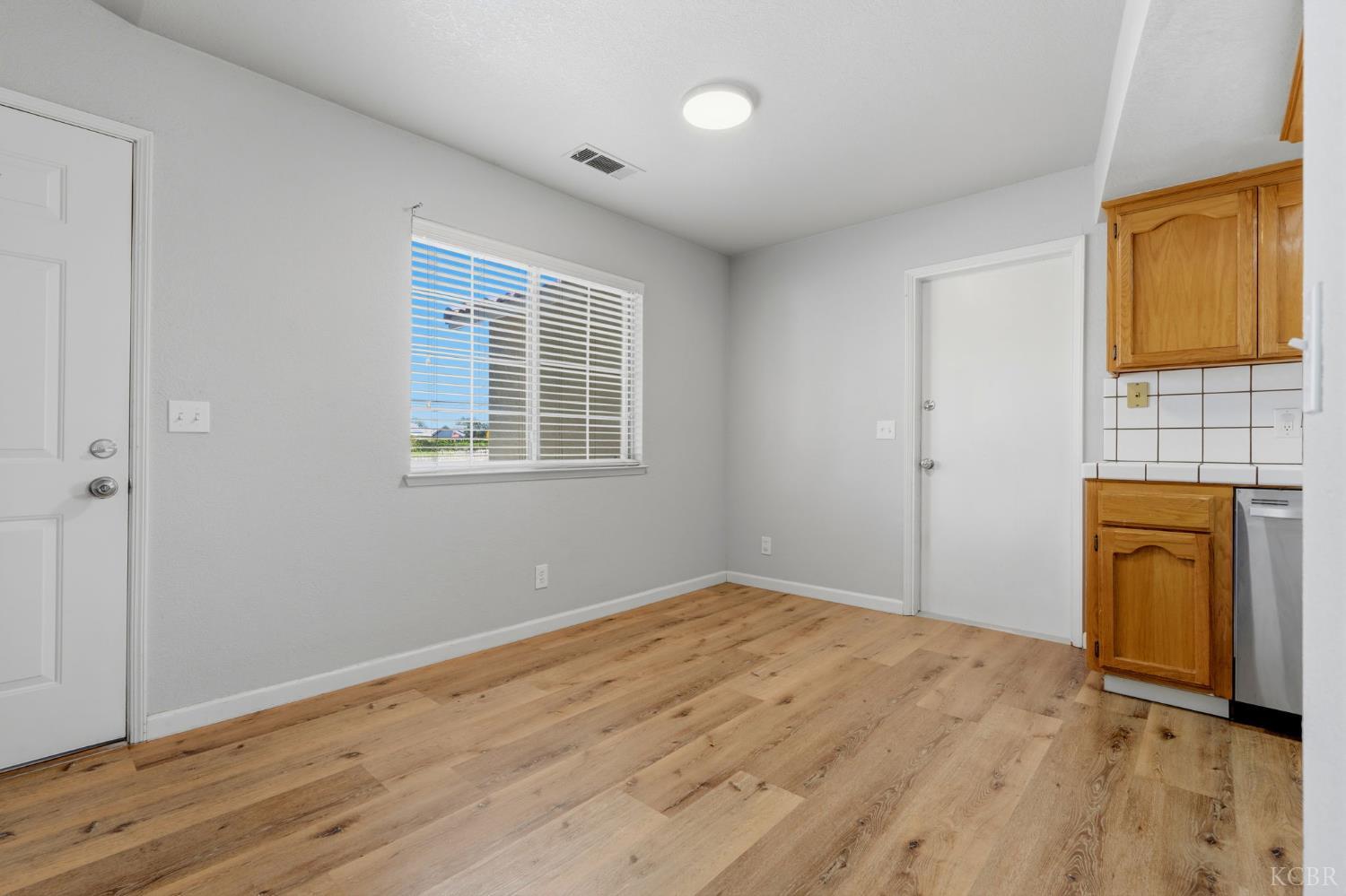 891 W Ambassador Dr, Hanford, CA 93230