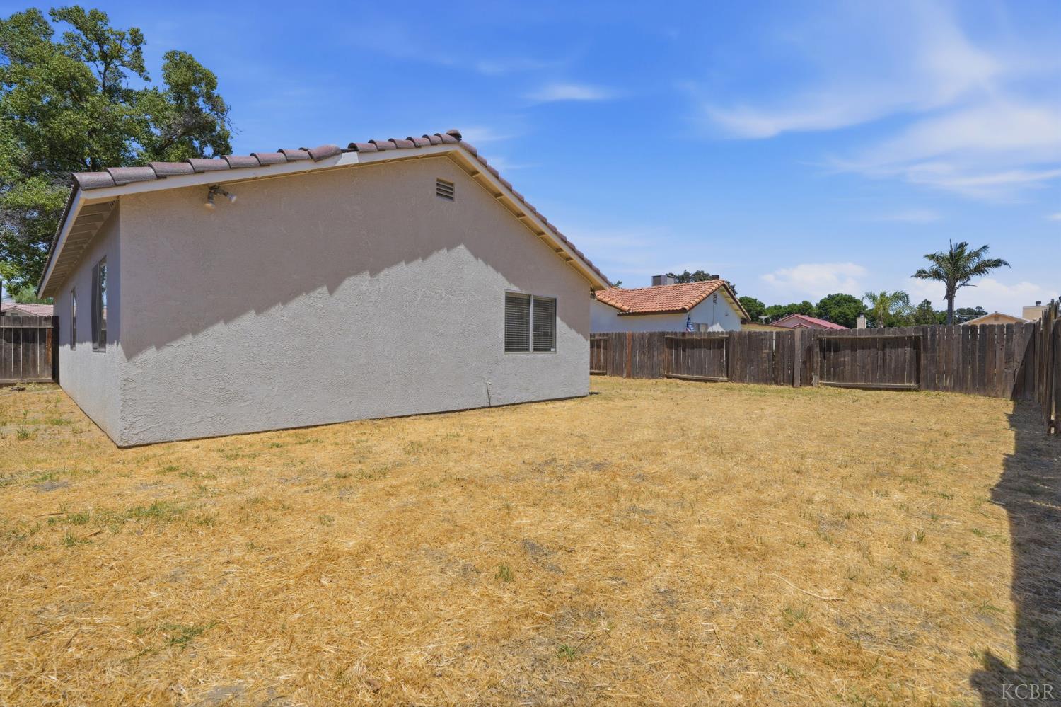 891 W Ambassador Dr, Hanford, CA 93230