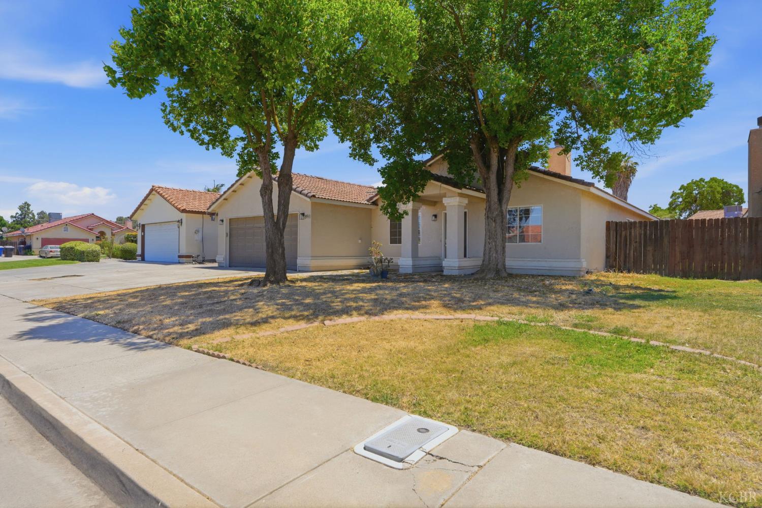 891 W Ambassador Dr, Hanford, CA 93230