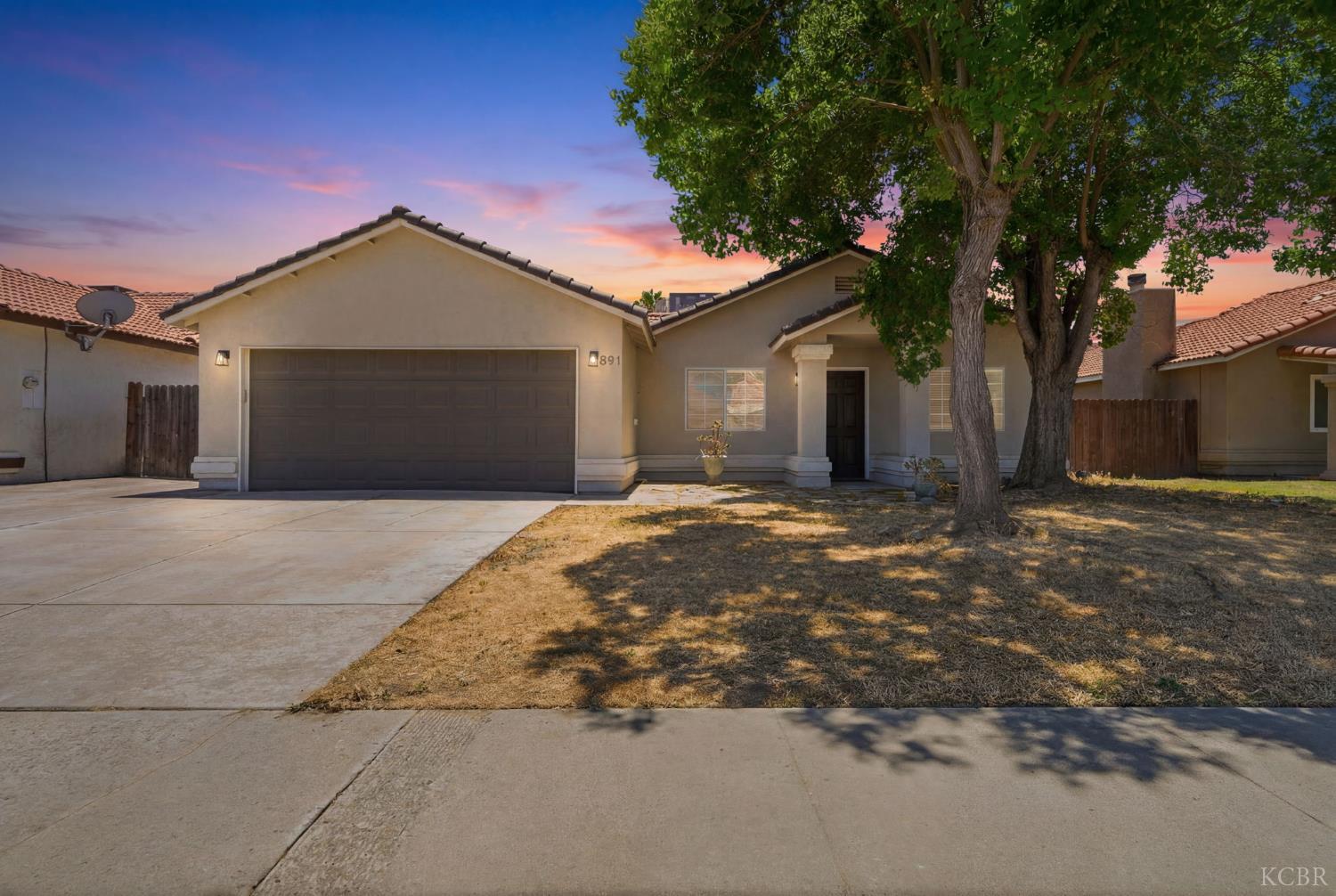 891 W Ambassador Dr, Hanford, CA 93230
