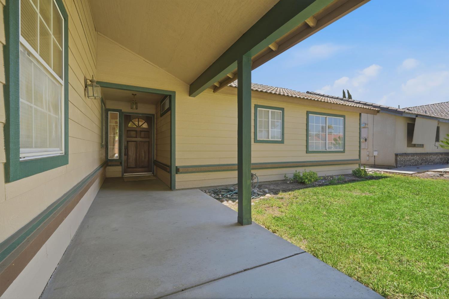 1056 N Petaluma St, Tulare, CA 93274