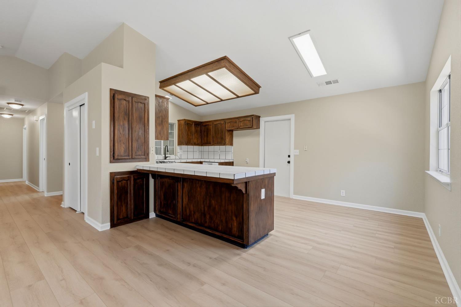 1056 N Petaluma St, Tulare, CA 93274
