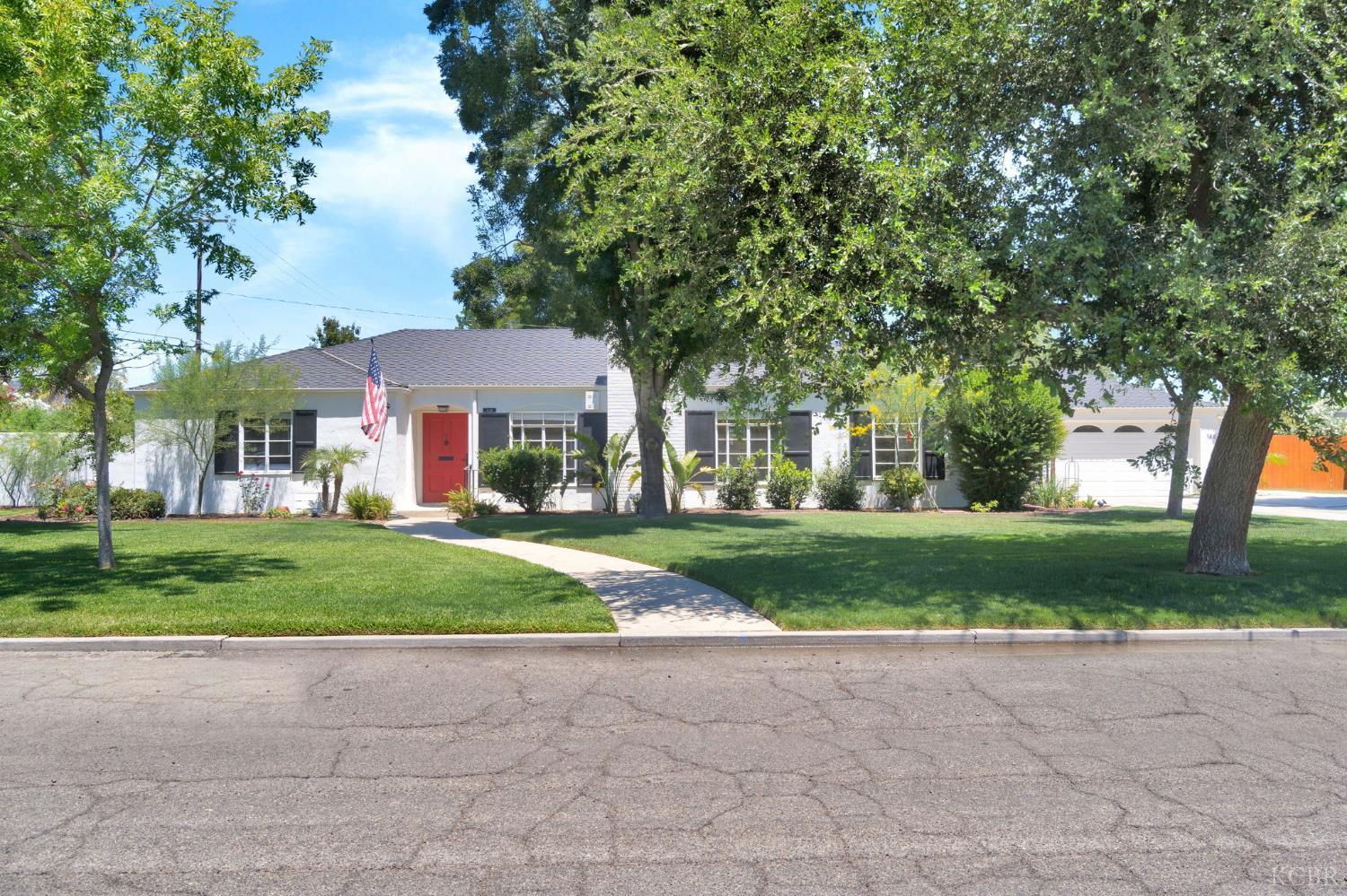 146 W Colonial Dr, Hanford, CA 93230