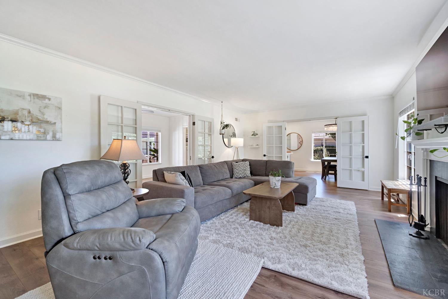 146 W Colonial Dr, Hanford, CA 93230