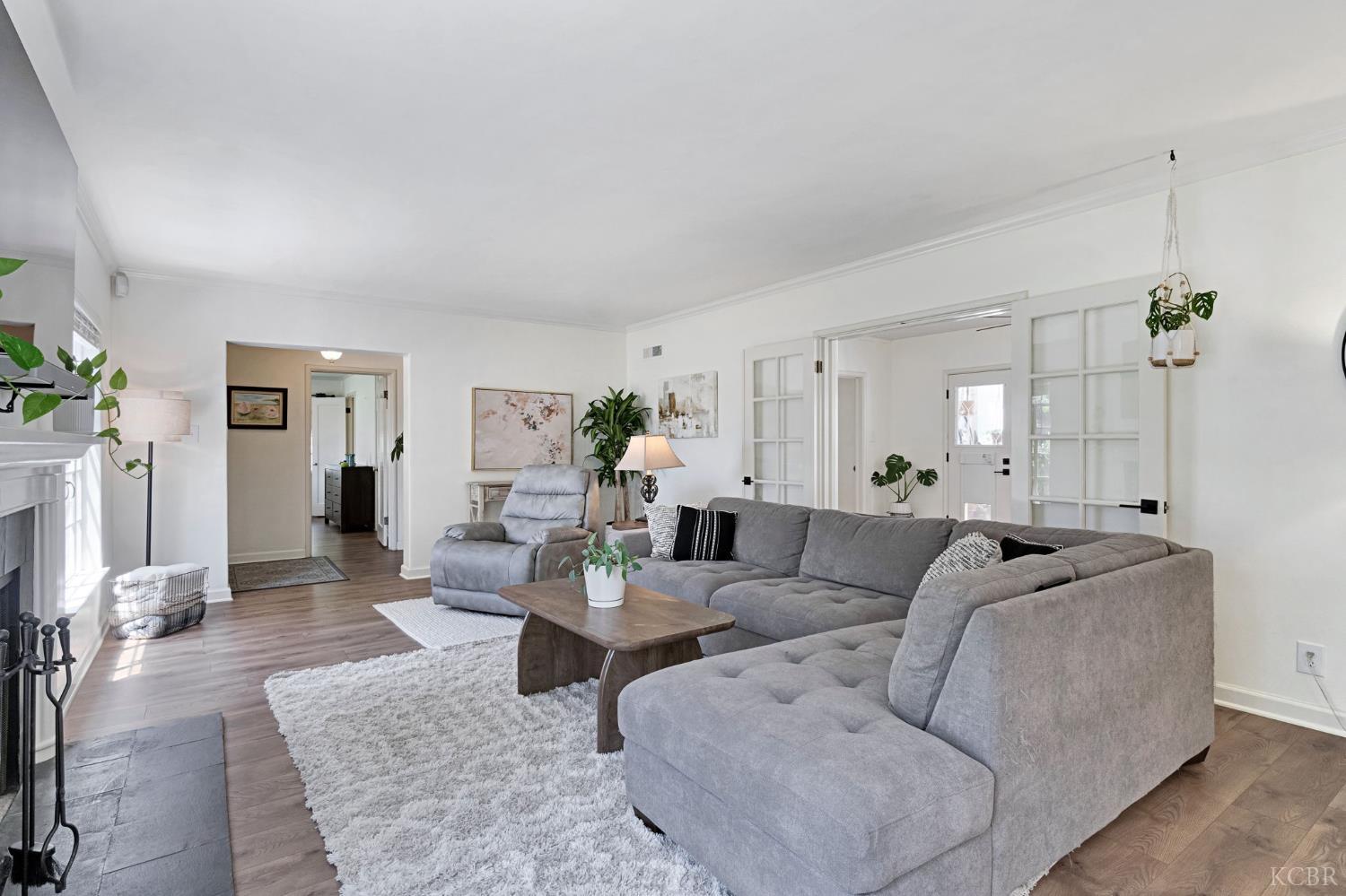 146 W Colonial Dr, Hanford, CA 93230
