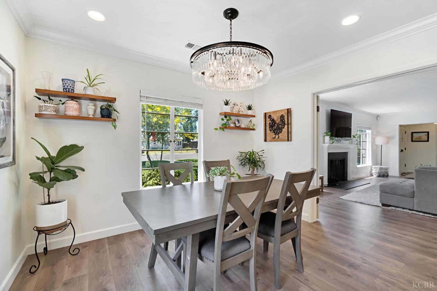 146 W Colonial Dr, Hanford, CA 93230