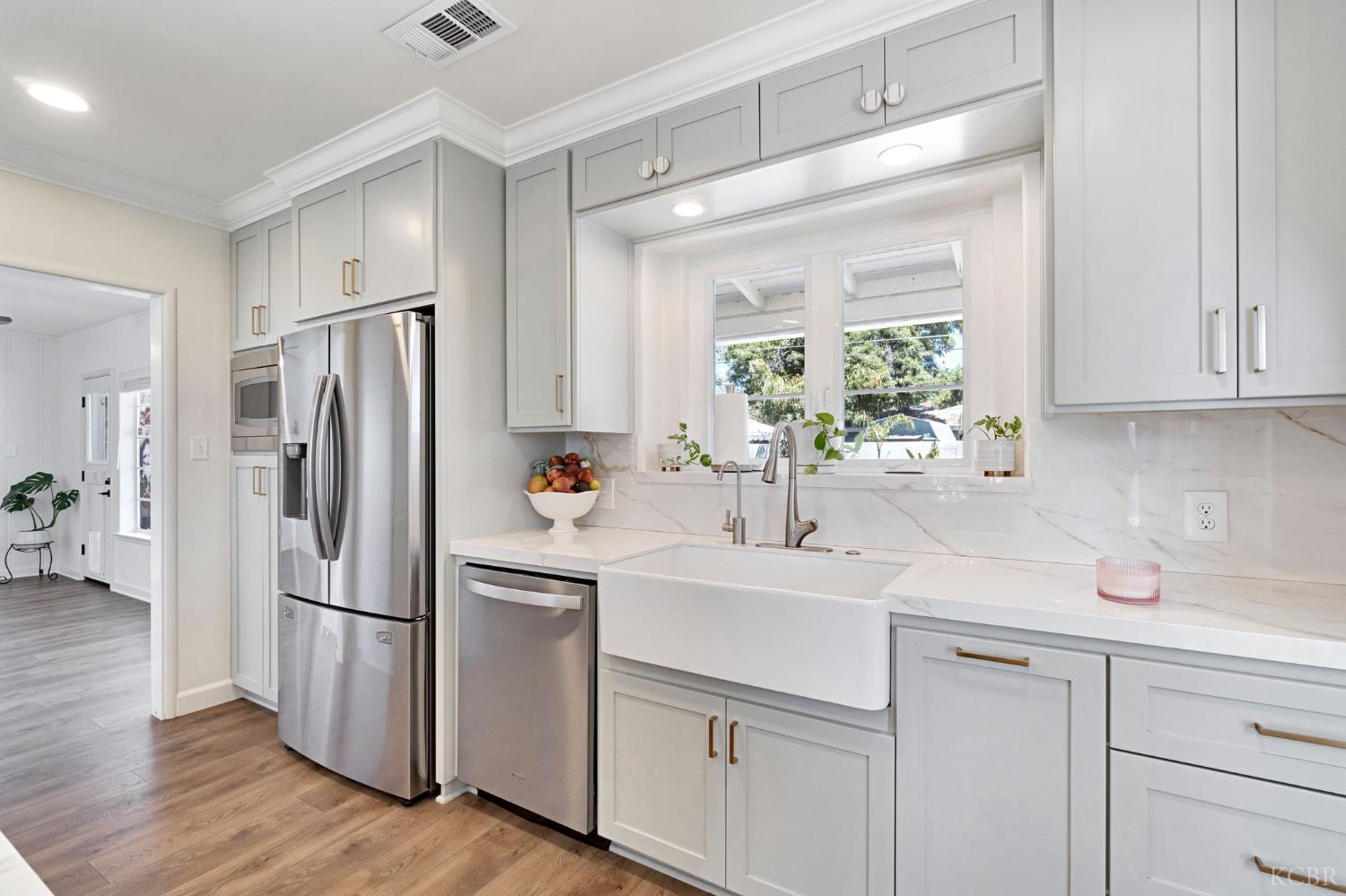 146 W Colonial Dr, Hanford, CA 93230