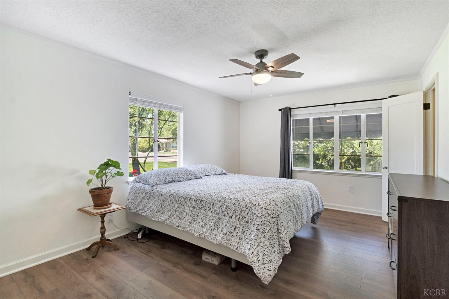 146 W Colonial Dr, Hanford, CA 93230