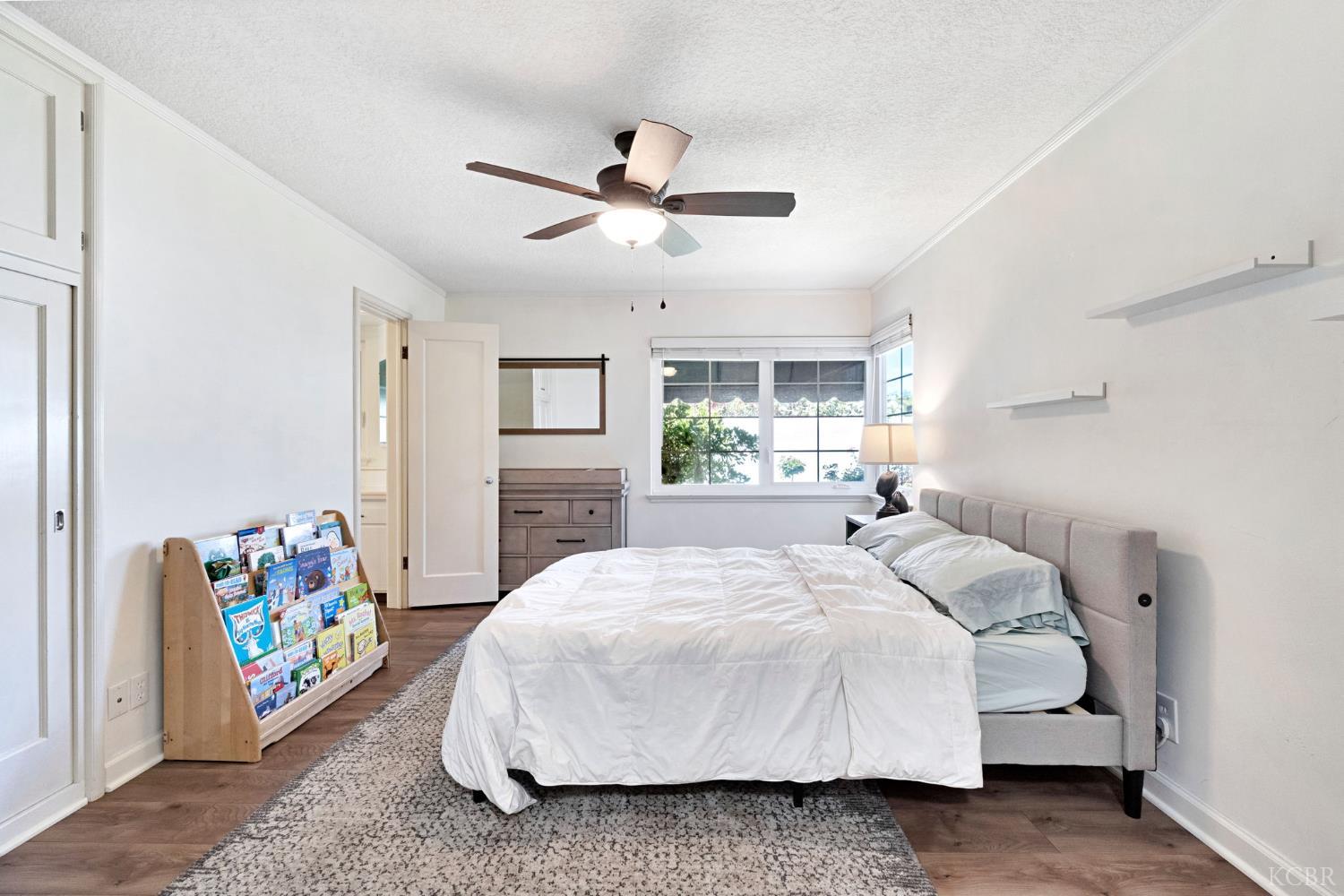 146 W Colonial Dr, Hanford, CA 93230