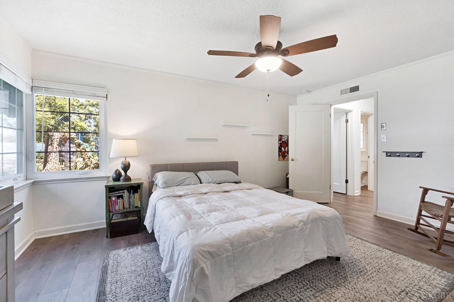 146 W Colonial Dr, Hanford, CA 93230
