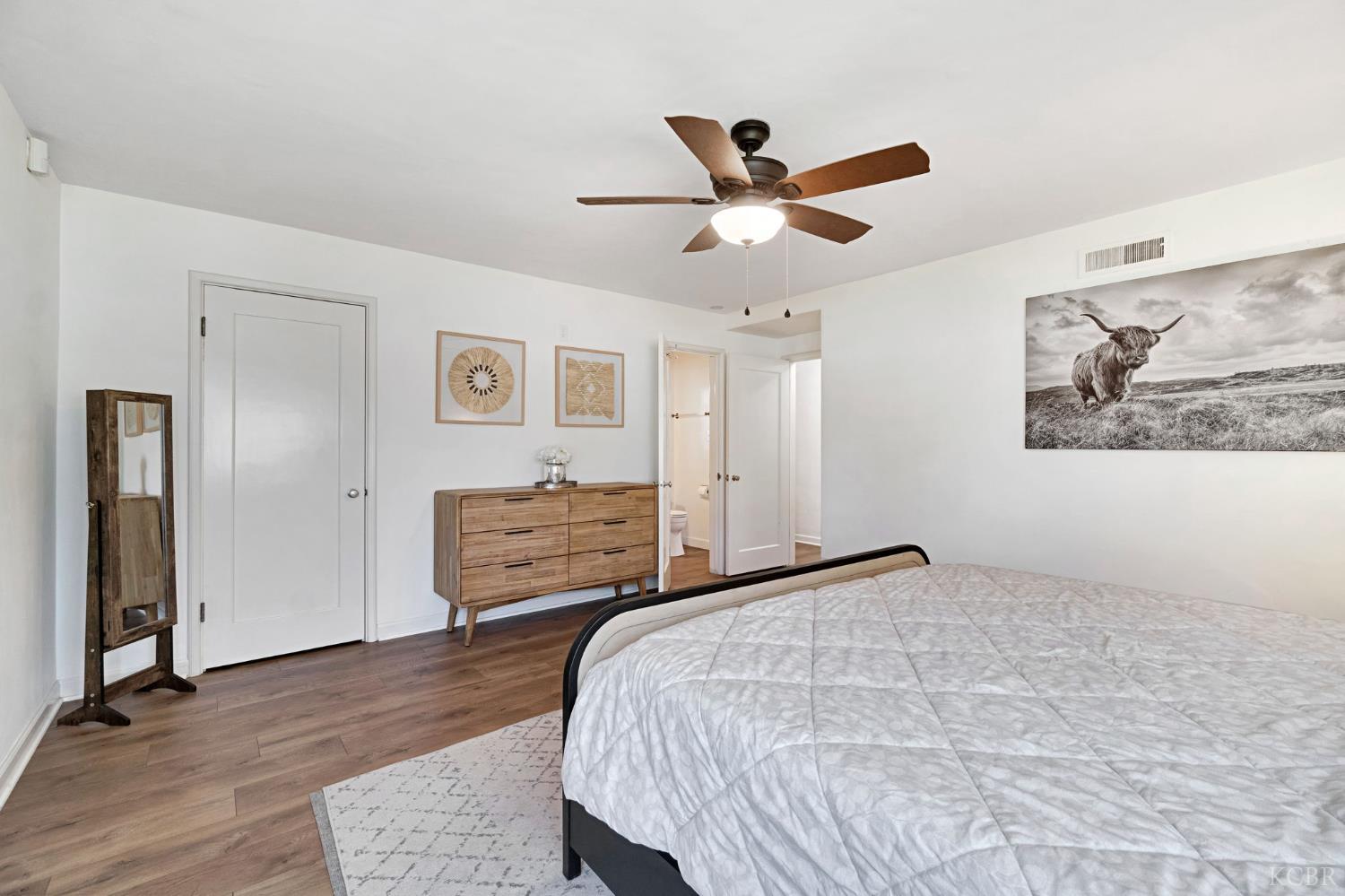 146 W Colonial Dr, Hanford, CA 93230